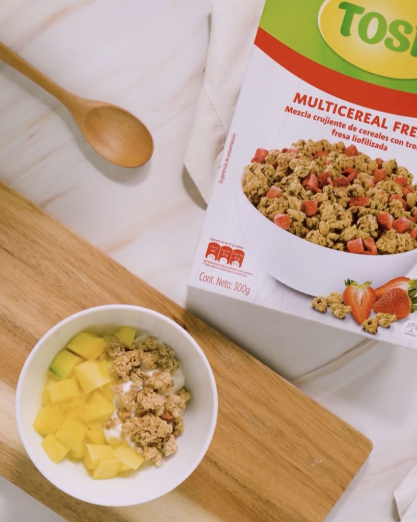 Bowl de Yogurt y Multicereal Fresa con Crema de Mani
