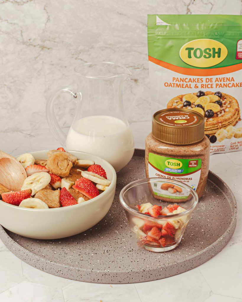 Mini Pancakes de Avena con Frutas y Crema de Mani