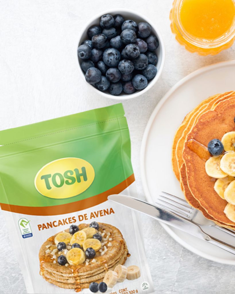 PANCAKES DE AVENA CON ARANDANOS Y BANANO